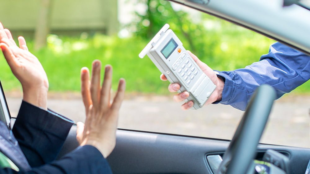 Autoridade realizando o teste de bafômetro na Lei Seca